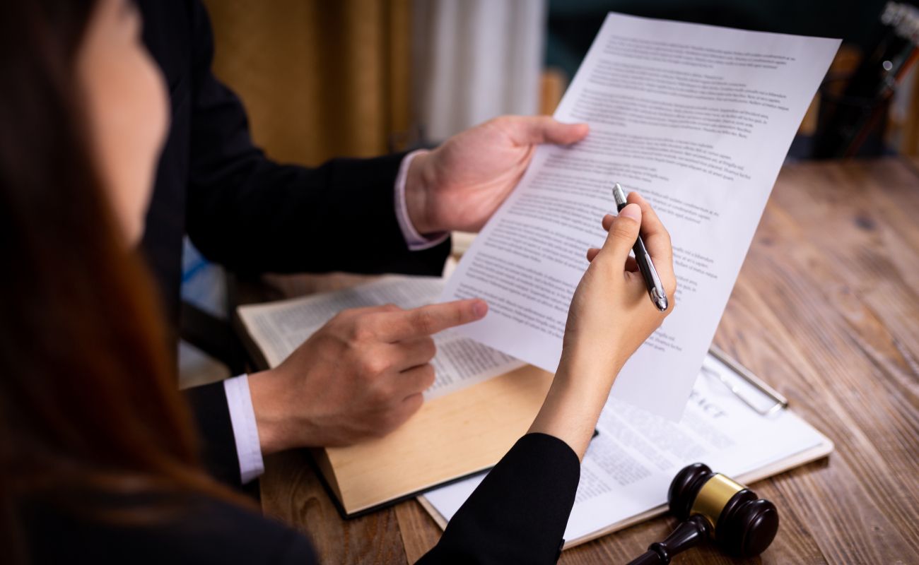 Zwei Menschen diskutieren über ein Schreiben