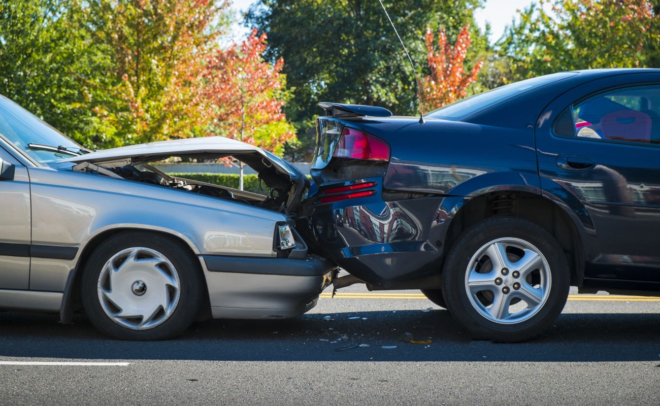 Ein Silbernes Auto ist einem schwarzen Auto aufgefahren