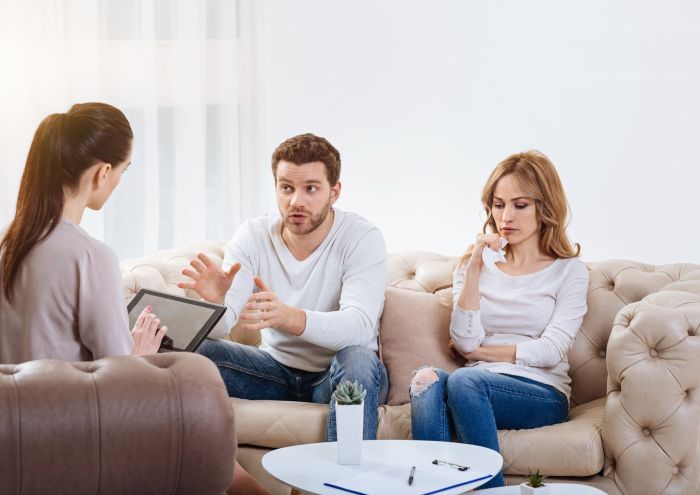 Drei Personen unterhalten sich an am Tisch